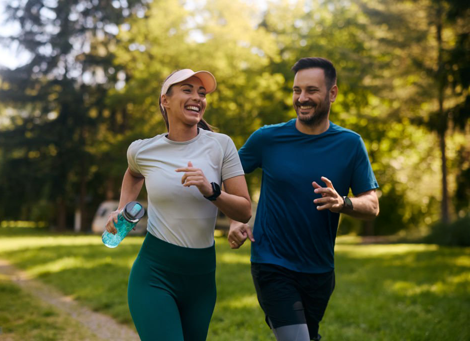 En mann og en kvinne har det hyggelig på joggetur